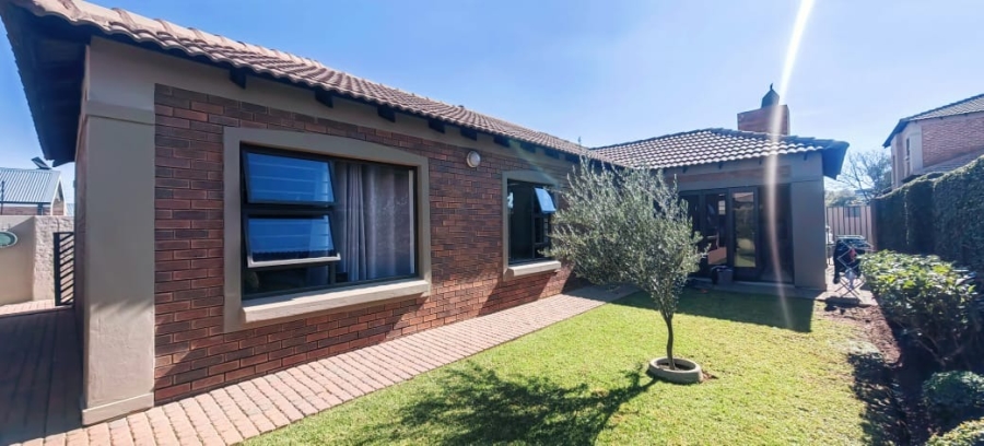 3 Bedroom Property for Sale in Van Der Hoff Park North West